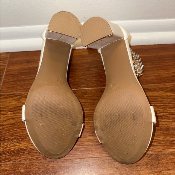 Women’s Lulu Heels - Picture 4 of 5